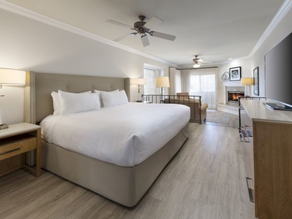 Pelican Inn & Suites