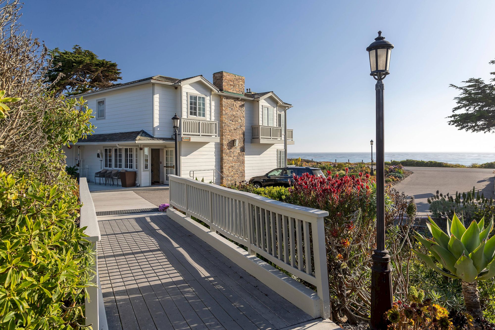 Pelican Inn & Suites